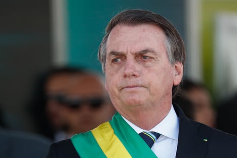 Bolsonaro caminha no hospital e se queixa de sonda