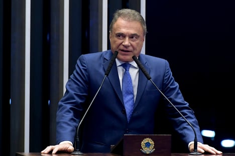 Alvaro Dias cobra posição da Anvisa sobre terceira dose de vacinas