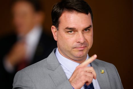 Flávio Bolsonaro ensaboado