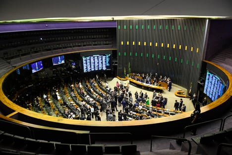 Congresso mantém veto de Bolsonaro sobre uso de dinheiro público para pagar multas de partidos