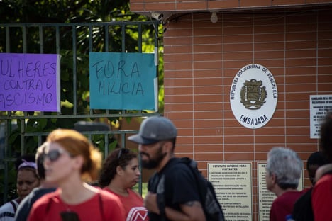 “O hotel é a nossa embaixada, por enquanto”