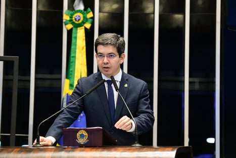 Após apelo de empresários, Randolfe propõe alíquota zero para insumos na pandemia