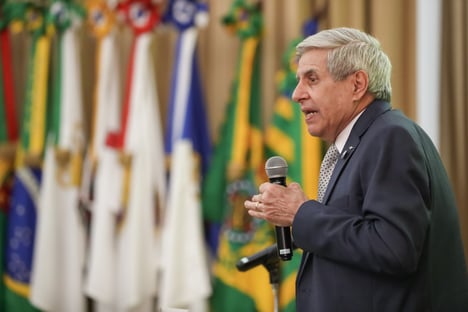 Divulgação da íntegra do vídeo da reunião é quase um atentado à segurança nacional, diz Heleno