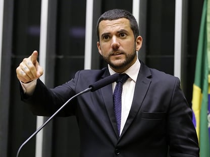 Deputado bolsonarista diz que briga com Carluxo é “página virada”