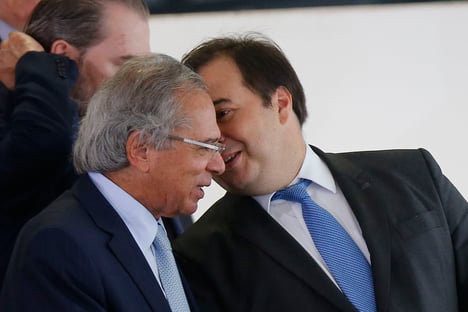 Guedes acusa Maia de acordo com a esquerda contra privatizações, e Maia o chama de desequilibrado
