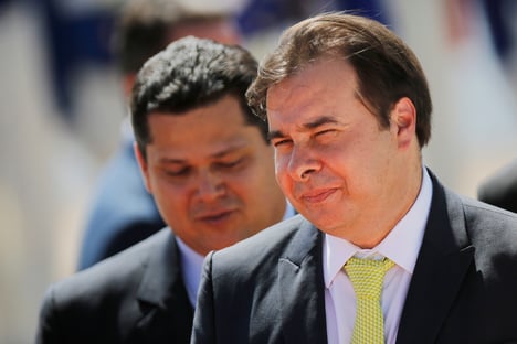 Maia avisa Planalto que coronavoucher decrescente não passa; Alcolumbre procura Guedes