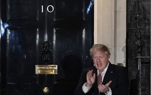 Após alta recorde de casos, Inglaterra entra em nível mais alto de restrições