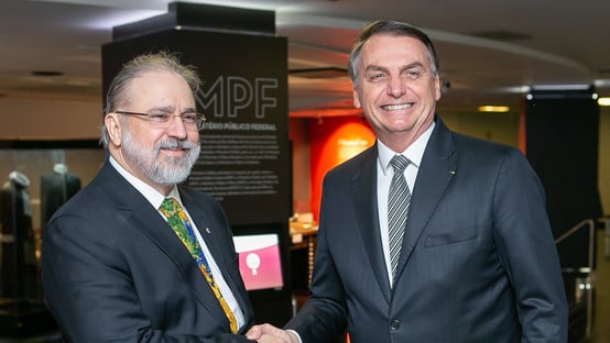 Bolsonaro promete (ao vivo) vaga no STF para PGR que o investiga por ingerência na PF