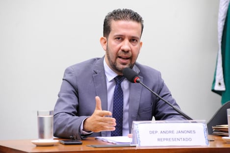Pré-candidato à Presidência é acusado de rachadinha por ex-assessor