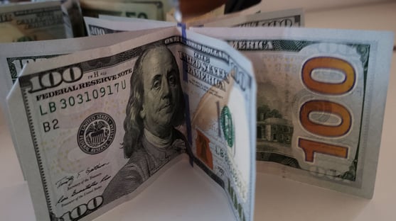 Dólar sobe e Bolsa cai com receio de rompimento do teto de gastos