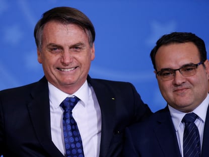 Agora ministro do TCU, Jorge Oliveira não desgruda do governo