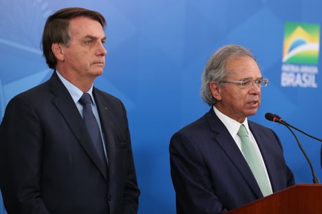 Bolsonaro sanciona crédito por maquininha de cartão e faz acenos a Guedes