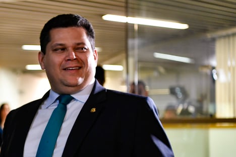 Senado retoma PEC de Alcolumbre que autoriza parlamentar a assumir embaixada