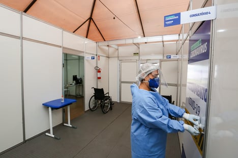 Em Porto Alegre, hospital de campanha lota logo após abertura