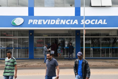 Benefícios do INSS serão reajustados em 10,16% e teto sobe para R$ 7.087