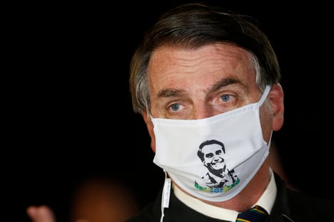 Bolsonaro pede para seguidores filmarem hospitais de campanha. “Arranja uma maneira de entrar e filmar”