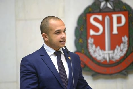Juiz nega indenização a estudante citado em dossiê de Douglas Garcia