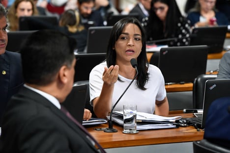“Mulher não tem medo de grito”, diz Eliziane