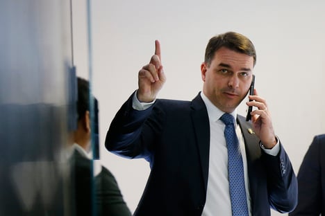 Flávio Bolsonaro diz que impedir federações partidárias ajuda a eliminar o comunismo