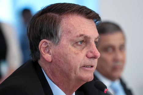 Bolsonaro sanciona lei que impede corte de energia e água aos finais de semana