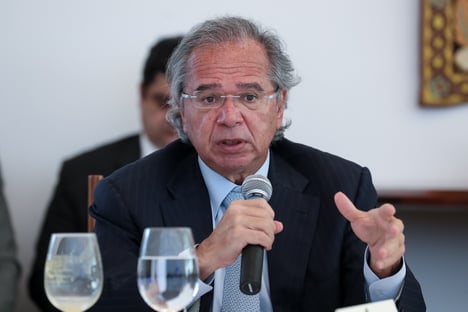 Para Guedes, previsão de queda de 9% no PIB é chute