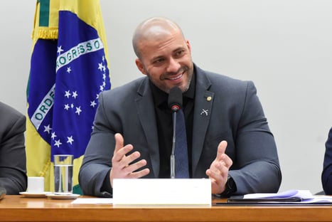Polícia apreende dois celulares na cela de Daniel Silveira