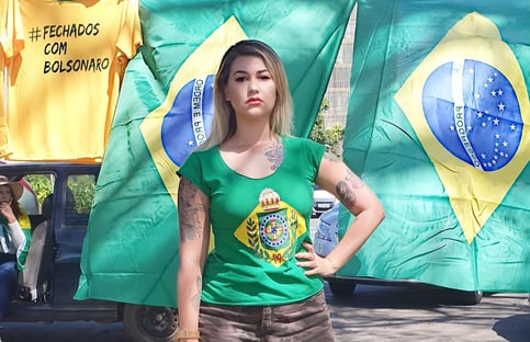 Youtube remove novo canal de Sara Giromini