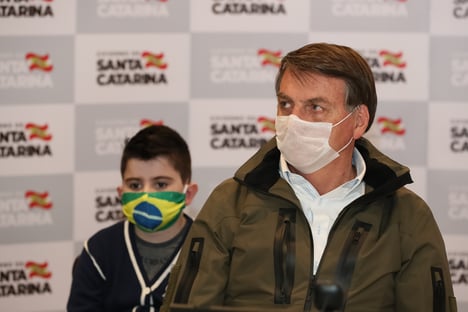 Bolsonaro diz usar vermífugo para tratamento de Covid-19