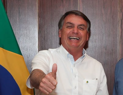 Primeira mulher de Bolsonaro comprou apartamento com dinheiro vivo