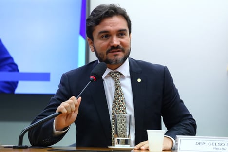 Relator apresenta reforma com redução de 12,5 pontos percentuais no IR de empresas