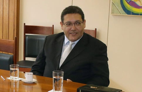 “Há muitos bastidores políticos”