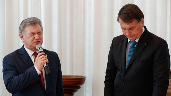 Líder da bancada evangélica promete apoio a Bolsonaro em 2022: “A igreja tem orado”