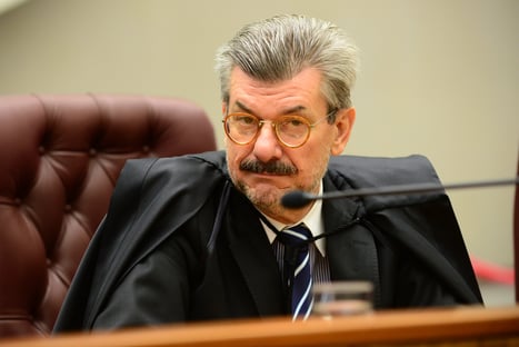 Ministro do STJ é internado em Brasília
