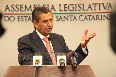Assembleia de SC derruba prisão domiciliar de Julio Garcia
