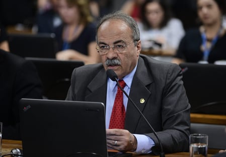 PGR defende aprofundamento de investigação do senador com dinheiro na cueca
