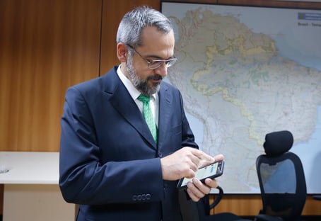 Weintraub: “Voltarei ao Brasil”