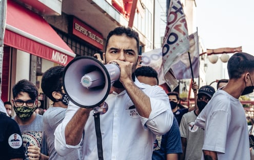 “Todo dia uma mamata patriótica diferente”