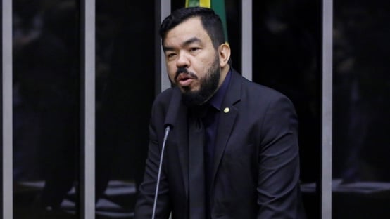 Deputado bolsonarista atirou no próprio carro para forjar atentado, diz PF