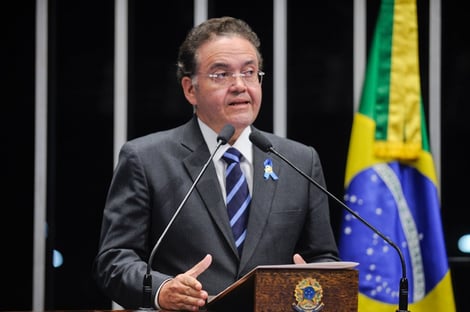 “Não poderia ter tido eleições em 2020”, diz senador, sobre grave momento da pandemia
