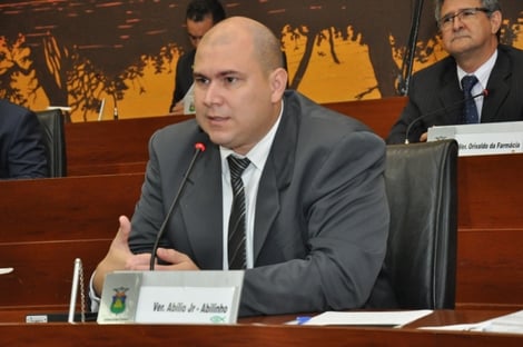 “O atual prefeito apareceu colocando dinheiro no paletó e foi reeleito”