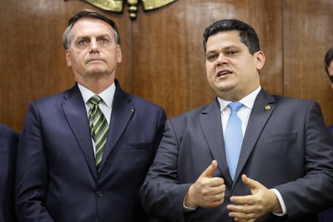 Jair Bolsonaro faz afago a Davi Alcolumbre