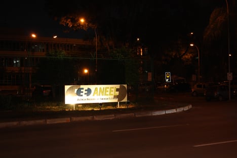 Conta de luz deve subir 15% a partir de julho, prevê economista