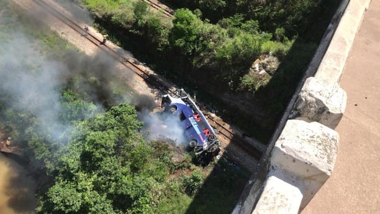 Ônibus que caiu de viaduto em MG não tinha autorização para transporte; motorista fugiu