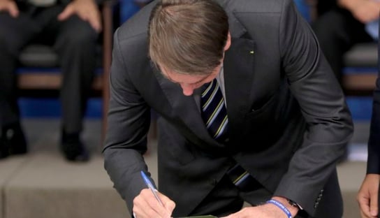 Bolsonaro repete perdão da pena a policiais condenados por crimes culposos