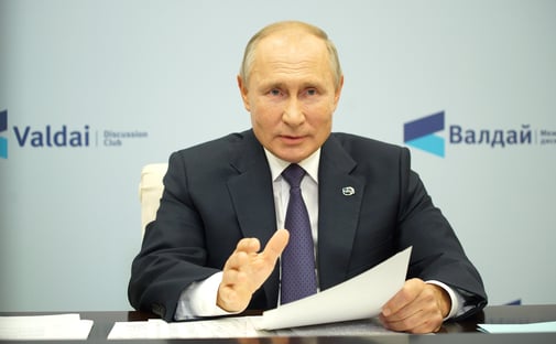 Putin diz que foi imunizado com a Sputnik V