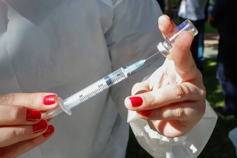 OMS diz não haver razão para suspender uso da vacina de Oxford/AstraZeneca