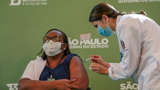 Primeira vacinada com a Coronavac recebe segunda dose