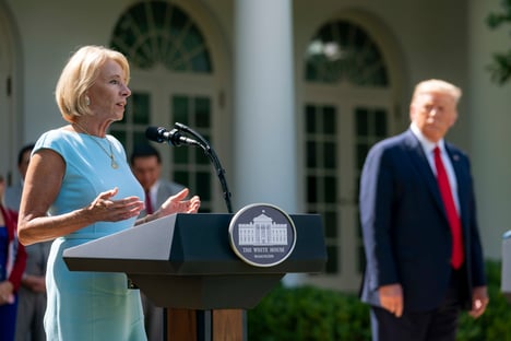 Secretária de Educação do governo Trump também pede demissão
