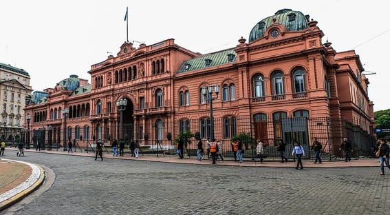 Argentina dispensa uso de máscaras ao ar livre e reabre fronteiras para brasileiros