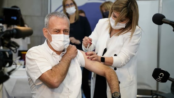Com vacinação avançada, Israel suspenderá uso obrigatório de máscara em lugar fechado